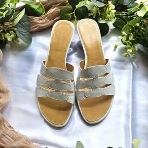 Sz 11 Naturalizer sandals with small heel NWOT